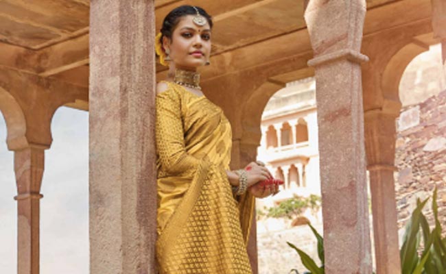4 Stunning <i>Sarees</i> Which Are Must-Have Ethnic Picks In Your Closet