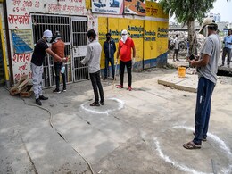 एमपी में 90 एमएल पैक में बिकेगी देशी शराब, सरकार ने लोगों को जहरीली शराब से बचाने की दी दलील एमपी में 90 एमएल पैक में बिकेगी देशी शराब, सरकार ने लोगों को जहरीली शराब से बचाने की दी दलील