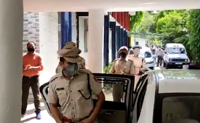 Delhi Violence:चांदबाग में घायल हुए शाहदरा के DCP अमित शर्मा लौटे अपने दफ्तर, सहयोगियों ने किया स्वागत