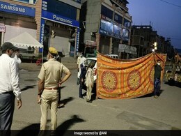 रास्ते में खराब हो गई अस्पताल जा रही प्रेग्नेंट महिला की कार, पुलिस ने करवाई बच्चे की डिलीवरी रास्ते में खराब हो गई अस्पताल जा रही प्रेग्नेंट महिला की कार, पुलिस ने करवाई बच्चे की डिलीवरी