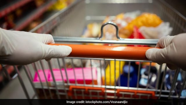 Coronavirus prevention: Wearing a mask is more important than wearing gloves for grocery shopping