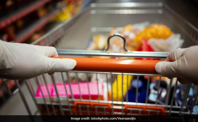 Coronavirus prevention: Wearing a mask is more important than wearing gloves for grocery shopping