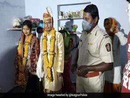 शादी से पहले दुल्हन के माता-पिता का हुआ निधन, लॉकडाउन में नहीं पहुंचा कोई रिश्तेदार, तो पुलिस ने ऐसे कराई विदाई शादी से पहले दुल्हन के माता-पिता का हुआ निधन, लॉकडाउन में नहीं पहुंचा कोई रिश्तेदार, तो पुलिस ने ऐसे कराई विदाई