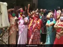 शराब की दुकानें 7 घंटे तो सब्जियों की दुकानें खुल रही हैं सिर्फ 3 घंटे, गुस्साई महिलाओं ने किया विरोध शराब की दुकानें 7 घंटे तो सब्जियों की दुकानें खुल रही हैं सिर्फ 3 घंटे, गुस्साई महिलाओं ने किया विरोध