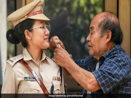 बेटी बनी DSP तो पिता के छलके आंसू, ऐसे देखने लगे यूनिफॉर्म में लगे सितारे, वायरल हुई Photo बेटी बनी DSP तो पिता के छलके आंसू, ऐसे देखने लगे यूनिफॉर्म में लगे सितारे, वायरल हुई Photo