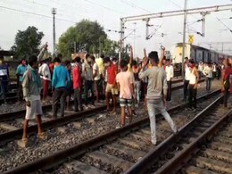 Migrants Out On Tracks As Trains Run Late By 10 Hours With No Food, Water Migrants Out On Tracks As Trains Run Late By 10 Hours With No Food, Water