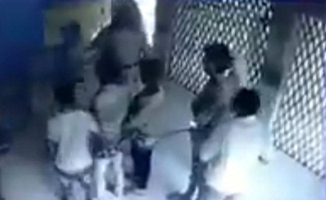 वीडियो : बिहार में Mask नहीं पहनने पर डॉक्टर ने किया रेप आरोपियों की जांच से इनकार, पुलिस अधिकारी ने की पिटाई