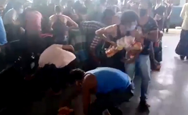 At Railway Station In Madhya Pradesh, Migrants Loot Food Cart: Watch