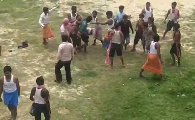 बिहार के क्वारंटाइन सेंटर में पानी भरने को लेकर चले लाठी-डंडे, कई लोग घायल बिहार के क्वारंटाइन सेंटर में पानी भरने को लेकर चले लाठी-डंडे, कई लोग घायल