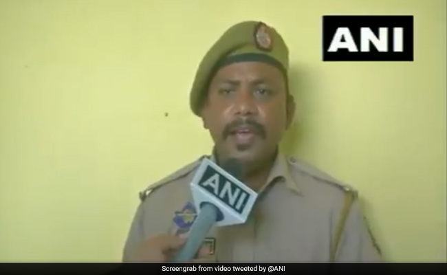 पुलिसकर्मी  ने गाना गाकर कोरोनावायरस से बचने के लोगों को बताया यह तरीका- देखें VIDEO