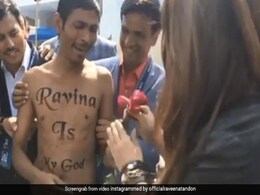 रवीना टंडन के फैन ने गुदवाया अपने शरीर पर एक्ट्रेस के नाम टैटू, Video पोस्ट कर बोलीं- यह फैन धूप में मेरा... रवीना टंडन के फैन ने गुदवाया अपने शरीर पर एक्ट्रेस के नाम टैटू, Video पोस्ट कर बोलीं- यह फैन धूप में मेरा...