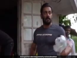 सलमान खान ने जरूरतमंदों में बांटा राशन, जैकलीन और यूलिया भी मदद करती आईं नजर- देखें Video सलमान खान ने जरूरतमंदों में बांटा राशन, जैकलीन और यूलिया भी मदद करती आईं नजर- देखें Video