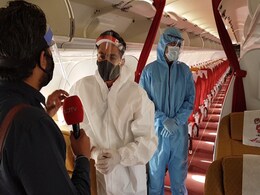 Covid-19 Pandemic: घरेलू उड़ानें शुरू होने के पहले दिन PPE सूट पहनकर गर्मी से परेशान दिखे क्रू मेंबर Covid-19 Pandemic: घरेलू उड़ानें शुरू होने के पहले दिन PPE सूट पहनकर गर्मी से परेशान दिखे क्रू मेंबर
