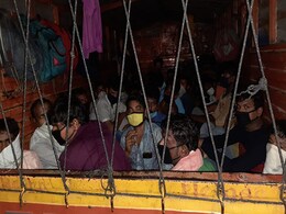 Lockdown: ट्रक पर लिखा था अति आवश्यक औषधि सेवा, जांच की तो निकले 33 मजदूर! ड्राइवर गिरफ्तार Lockdown: ट्रक पर लिखा था अति आवश्यक औषधि सेवा, जांच की तो निकले 33 मजदूर! ड्राइवर गिरफ्तार