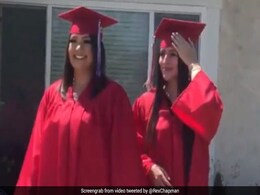 Video: ग्रेजुएट होने के बाद ये दो लड़कियां क्लिक करवा रहीं थी फोटो, लेकिन तभी इस शख्स ने..... Video: ग्रेजुएट होने के बाद ये दो लड़कियां क्लिक करवा रहीं थी फोटो, लेकिन तभी इस शख्स ने.....