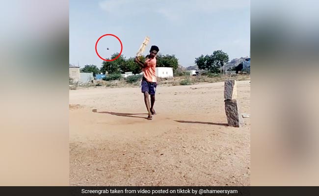 बल्लेबाज ने अजीबोगरीब तरह से जड़ा छक्का, देखकर गेंदबाज के उड़े होश, 60 लाख से ज्यादा बार देखा गया Video