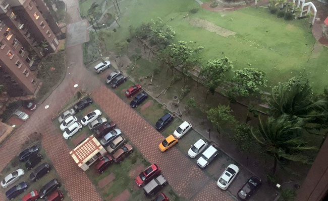 Parked Cars Bump Into Each Other In Kolkata As Cyclone Amphan Batters Bengal