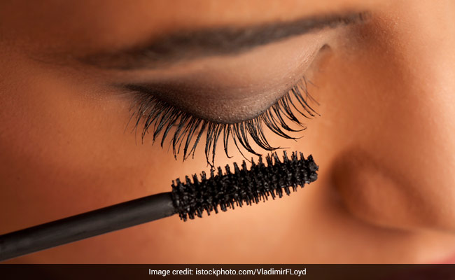 How To Apply Mascara: An 8-Step Guide For Perfectly Curled Eyelashes