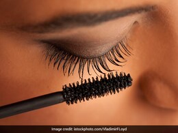 वॉटरप्रूफ मस्कारा छुड़ाने का सही तरीका बता रही हैं डर्मेटोलॉजिस्ट, आसानी से साफ हो जाती हैं आंखें  वॉटरप्रूफ मस्कारा छुड़ाने का सही तरीका बता रही हैं डर्मेटोलॉजिस्ट, आसानी से साफ हो जाती हैं आंखें