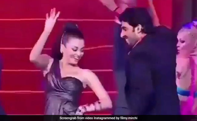 ऐश्वर्या को खींचकर स्टेज पर ले गए अभिषेक बच्चन, फिर दोनों ने डांस से मचा दी धूम- देखें Throwback Video