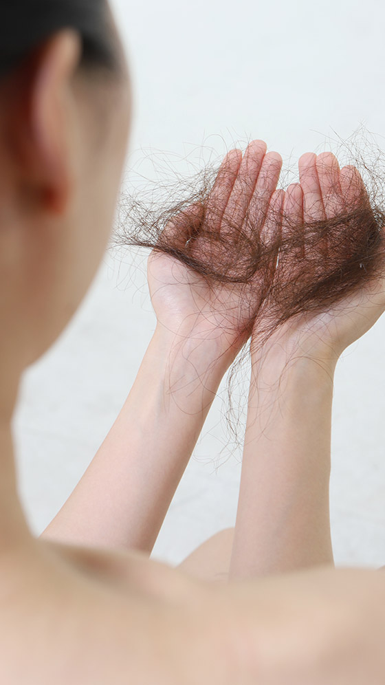 रोज-रोज बाल गिर रहे हैं? बालों का झड़ना कैसे रोकें? वजह शैंपू नहीं, आपके स्कैल्प में जमी गंदगी है