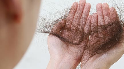 Monsoon Hair Fall: बारिश में क्यों ज्यादा झड़ते हैं बाल? आयुर्वेदिक डॉक्टर से जानिए कारण और बचाव