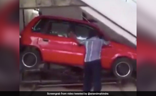 शख्स ने कार पार्क करने के लिए निकाली ऐसी तरकीब, आनंद महिंद्रा भी हुए फैन, देखें Video