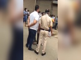 दिल्ली में ठेके के बाहर पैसे लेकर शराब बेचता दिखा पुलिसकर्मी, VIDEO वायरल हुआ और फिर...  दिल्ली में ठेके के बाहर पैसे लेकर शराब बेचता दिखा पुलिसकर्मी, VIDEO वायरल हुआ और फिर...
