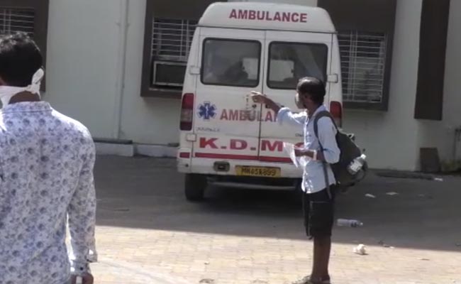 मुंबई में कोरोना संक्रमित मरीज को अस्पताल तक दो किलोमीटर पैदल चलना पड़ा