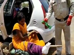 दिव्यांग पत्नी को हाथठेले पर बिठाकर 435 KM दूर लाया शख्स, चलते-चलते बच्चों के पैरों में पड़े छाले- देखें Video दिव्यांग पत्नी को हाथठेले पर बिठाकर 435 KM दूर लाया शख्स, चलते-चलते बच्चों के पैरों में पड़े छाले- देखें Video
