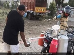 लॉकडाउन में दूधवाला इस तरह बेच रहा है दूध, लोग बोले- 'वाह क्या जुगाड़ है...' देखें Viral Video लॉकडाउन में दूधवाला इस तरह बेच रहा है दूध, लोग बोले- 'वाह क्या जुगाड़ है...' देखें Viral Video