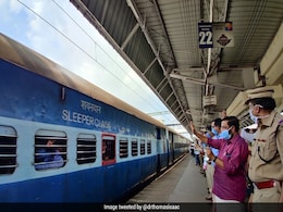 श्रमिक एक्सप्रेस में मजदूरों से टिकट के पैसे वसूले जाने को लेकर नाराज विपक्ष का सरकार पर हमला, कहा... श्रमिक एक्सप्रेस में मजदूरों से टिकट के पैसे वसूले जाने को लेकर नाराज विपक्ष का सरकार पर हमला, कहा...