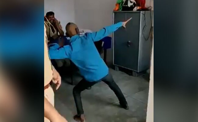उत्तर प्रदेश : पुलिस ने सपना चौधरी के गाने पर युवक को चौकी में कराया डांस, वायरल हुआ VIDEO