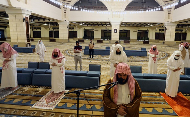 Saudi Reopens Mosques After Over 2 Months With Strict Regulations