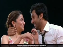 जब अवॉर्ड शो में आलिया भट्ट को किस करते हुए रणबीर कपूर से हुई थी ये गलती, Viral हुआ Video जब अवॉर्ड शो में आलिया भट्ट को किस करते हुए रणबीर कपूर से हुई थी ये गलती, Viral हुआ Video