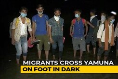 Hundreds Of Migrants Cross Yamuna On Foot At Night To Go Home Hundreds Of Migrants Cross Yamuna On Foot At Night To Go Home