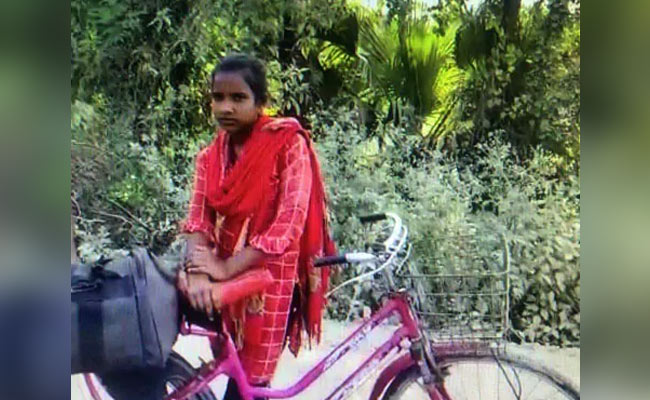 Bihar Minister Forgets Social Distancing While Honouring Girl Who Cycled 1,200 Km