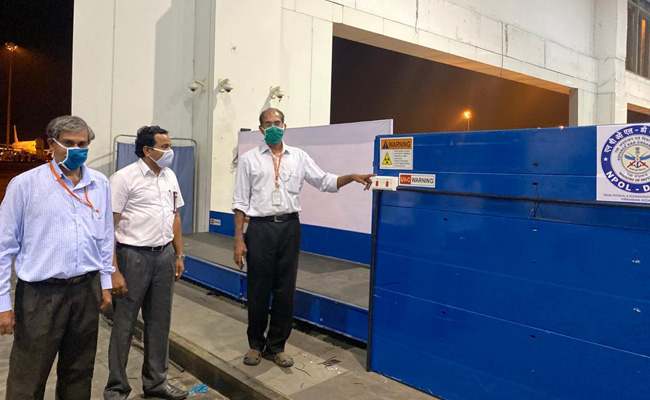 कोचीन हवाई अड्डे पर डीआरडीओ के यूवी आधारित लगेज डिसइनफ़ेक्टर सिस्टम से सामान को किया जा रहा डिसइन्फेक्ट