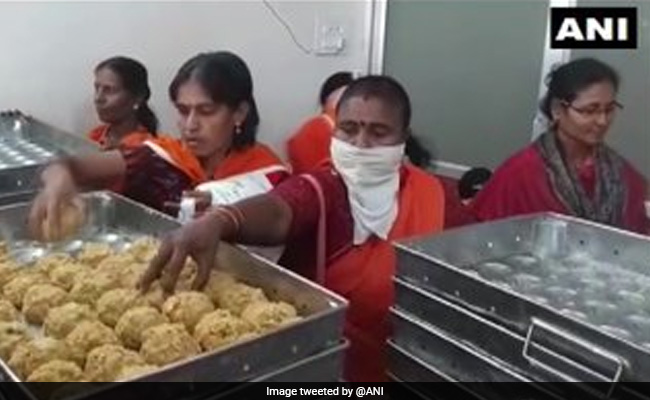 आंध्र प्रदेश के तिरुपति बालाजी मंदिर में एक बार फिर शुरू हुई ''तिरुपति लड्डू प्रसादम'' की बिक्री