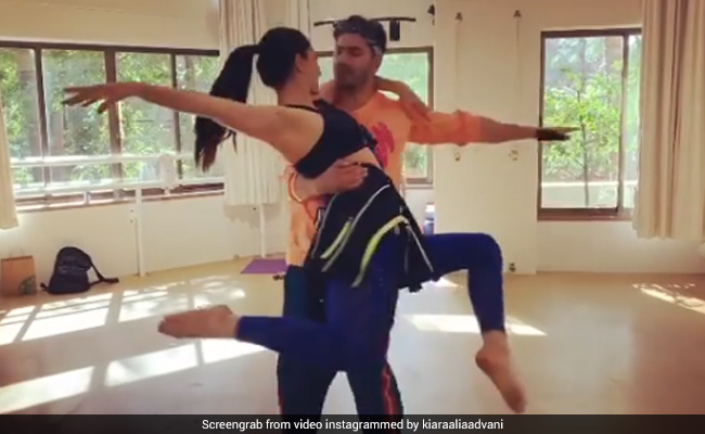 कियारा आडवाणी के साथ डांस की प्रैक्टिस कर रहे थे वरुण धवन, तभी लगी नाक पर चोट और फिर...देखें Video