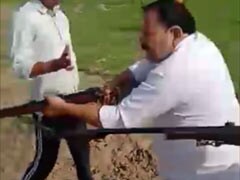 उत्तर प्रदेश : पहले लहराई राइफलें, एक-दूसरे को दी गई चुनौती, फिर ग्राम प्रधान के पति और बेटे पर चली गोलियां