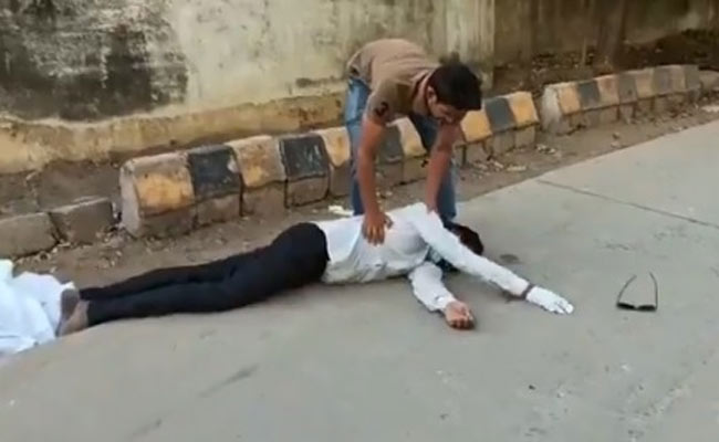 मध्य प्रदेश : भीषण गर्मी से बेहोश हुआ PPE किट पहना एम्बुलेंस कर्मी, मेडिकल स्टाफ-डॉक्टरों ने नहीं की मदद