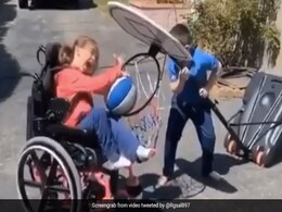 दिव्यांग बहन खेल रही थी बास्केटबॉल तो भाई ने ऐसे की मदद, Viral Video देख इमोशनल हुए लोग दिव्यांग बहन खेल रही थी बास्केटबॉल तो भाई ने ऐसे की मदद, Viral Video देख इमोशनल हुए लोग
