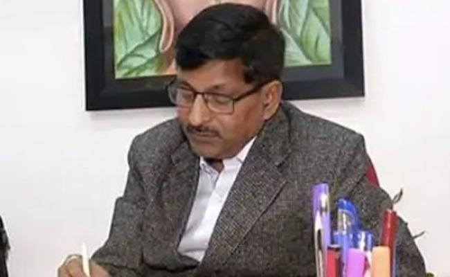 मजदूर ने कहा ट्रेन में खाना नहीं मिल रहा, नोडल ऑफिसर ने जवाब दिया-  तो कूद जाओ ट्रेन से...