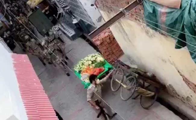 On Camera, UP Cops Overturn Vegetable Carts Near Coronavirus Hotspot