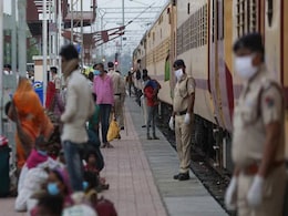 प्रवासी मजदूरों के मुद्दे पर आलोचना झेल रही मोदी सरकार कोरोना से जंग के लिए तैयार कर रही है बड़ा प्लान प्रवासी मजदूरों के मुद्दे पर आलोचना झेल रही मोदी सरकार कोरोना से जंग के लिए तैयार कर रही है बड़ा प्लान