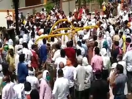 संत देव प्रभाकर शास्त्री पंचतत्व में विलीन, लॉकडाउन के दौरान उमड़ी हजारों भक्तों की भीड़ संत देव प्रभाकर शास्त्री पंचतत्व में विलीन, लॉकडाउन के दौरान उमड़ी हजारों भक्तों की भीड़