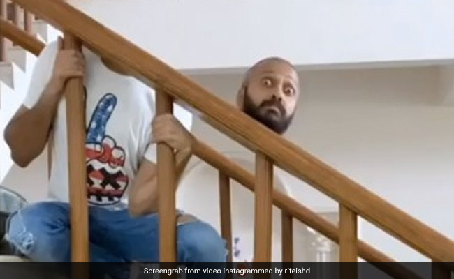 रितेश देशमुख का सिर अचानक हुआ धड़ से अलग, सीढ़ियों पर यूं चलने लगा- देखें Video