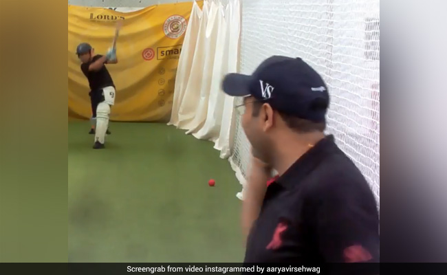 बेटे के लिए बल्लेबाजी कोच बने वीरेंद्र सहवाग, पापा की गेंद पर लगा रहा है छक्के पर छक्का.. देखें Video