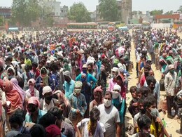 Coronavirus Lockdown: 'घर' जाने के लिए गाजियाबाद में रामलीला ग्राउंड में इकट्ठे हुए हजारों मजदूर Coronavirus Lockdown: 'घर' जाने के लिए गाजियाबाद में रामलीला ग्राउंड में इकट्ठे हुए हजारों मजदूर